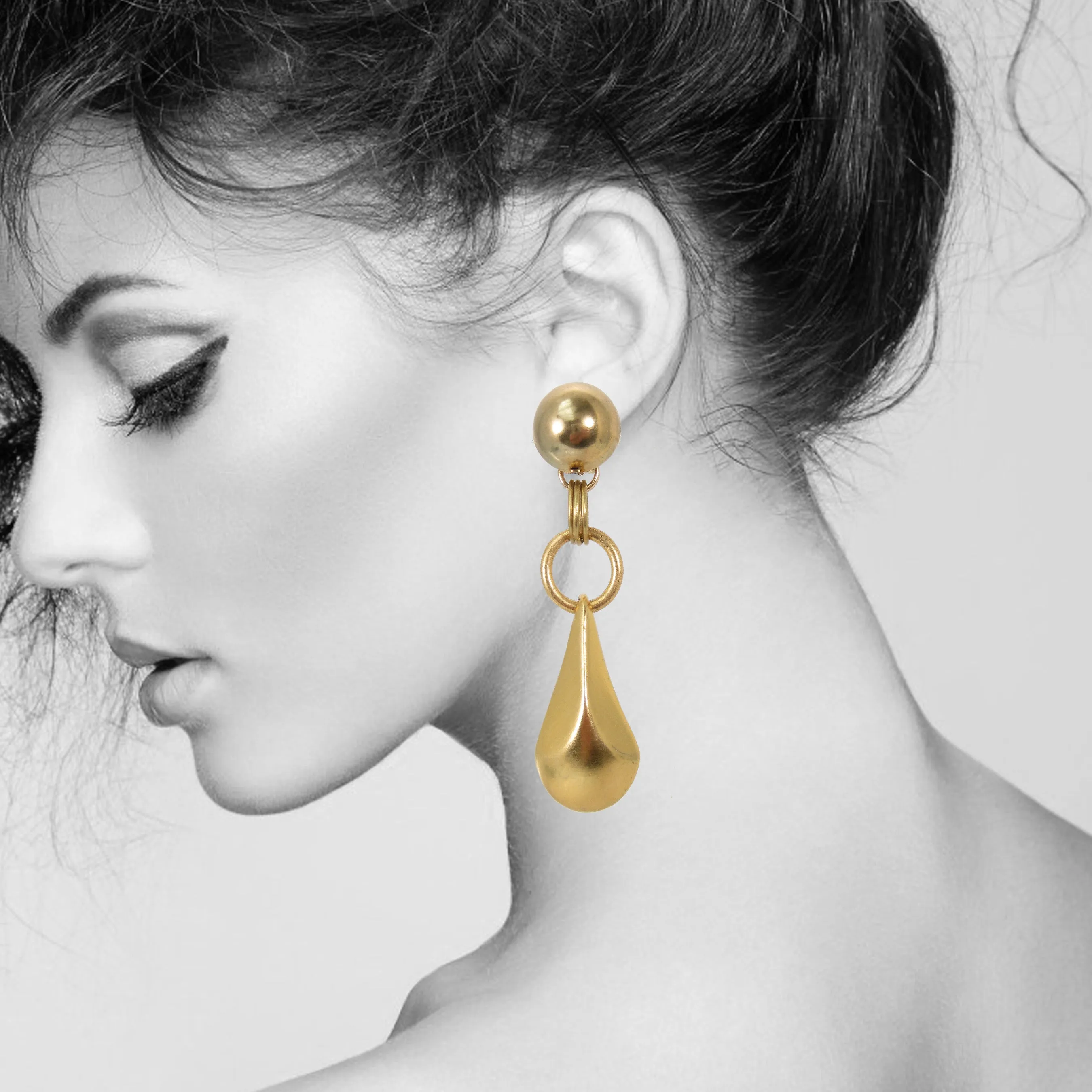 #1103e Gold Tone Tear Drop Earrings